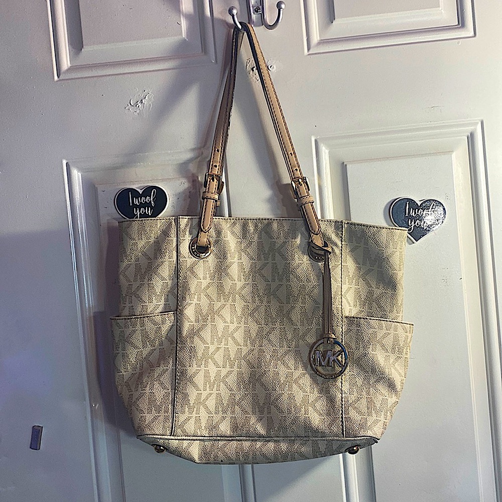 Michael Kors. The straps are in perfect condition. Smoke/Pet free home Used once